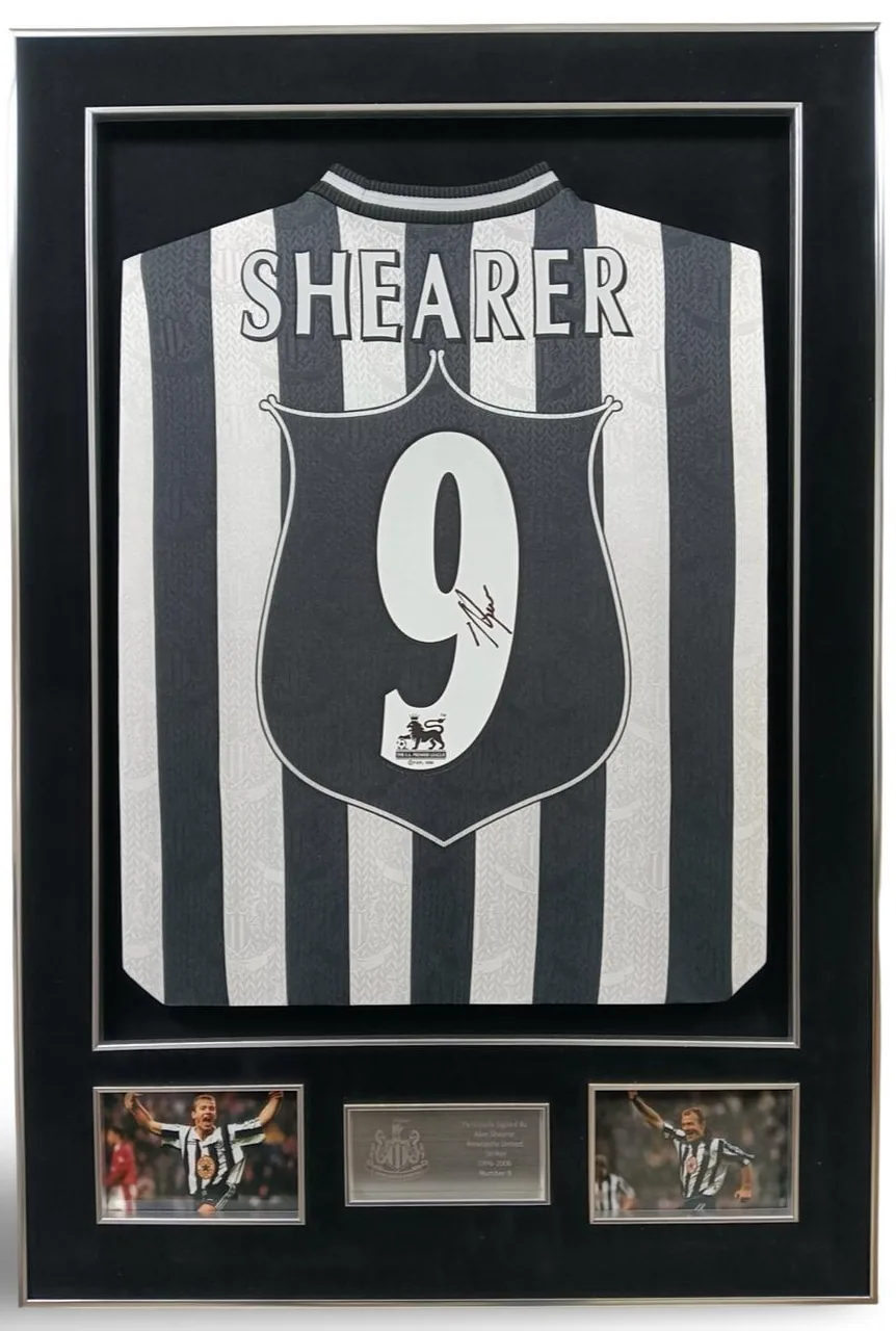 Alan Shearer — signed Newcastle United shirt (shield number, silver frame) — ของสะสมพร้อมลายเซ็นของแท้ในกรอบ