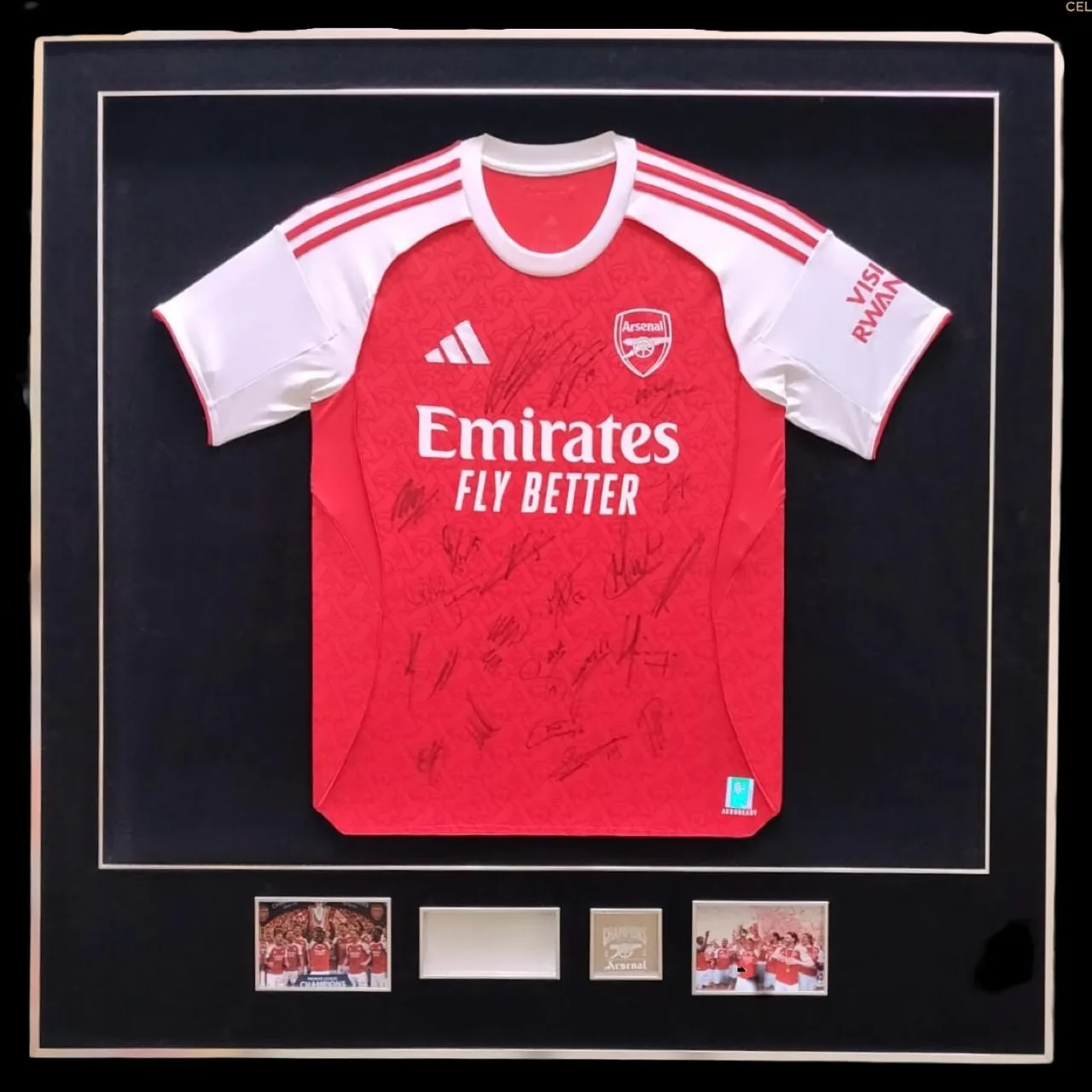Arsenal 2023/24 — squad-signed shirt — ของสะสมพร้อมลายเซ็นของแท้ในกรอบ
