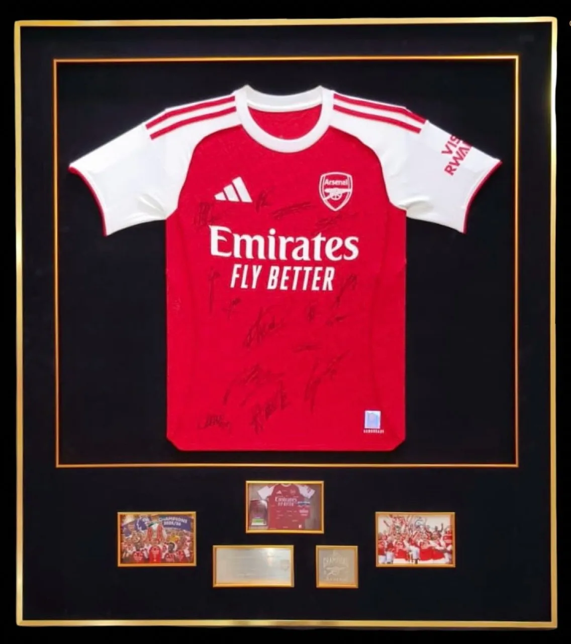 Arsenal — squad-signed shirt — ของสะสมพร้อมลายเซ็นของแท้ในกรอบ