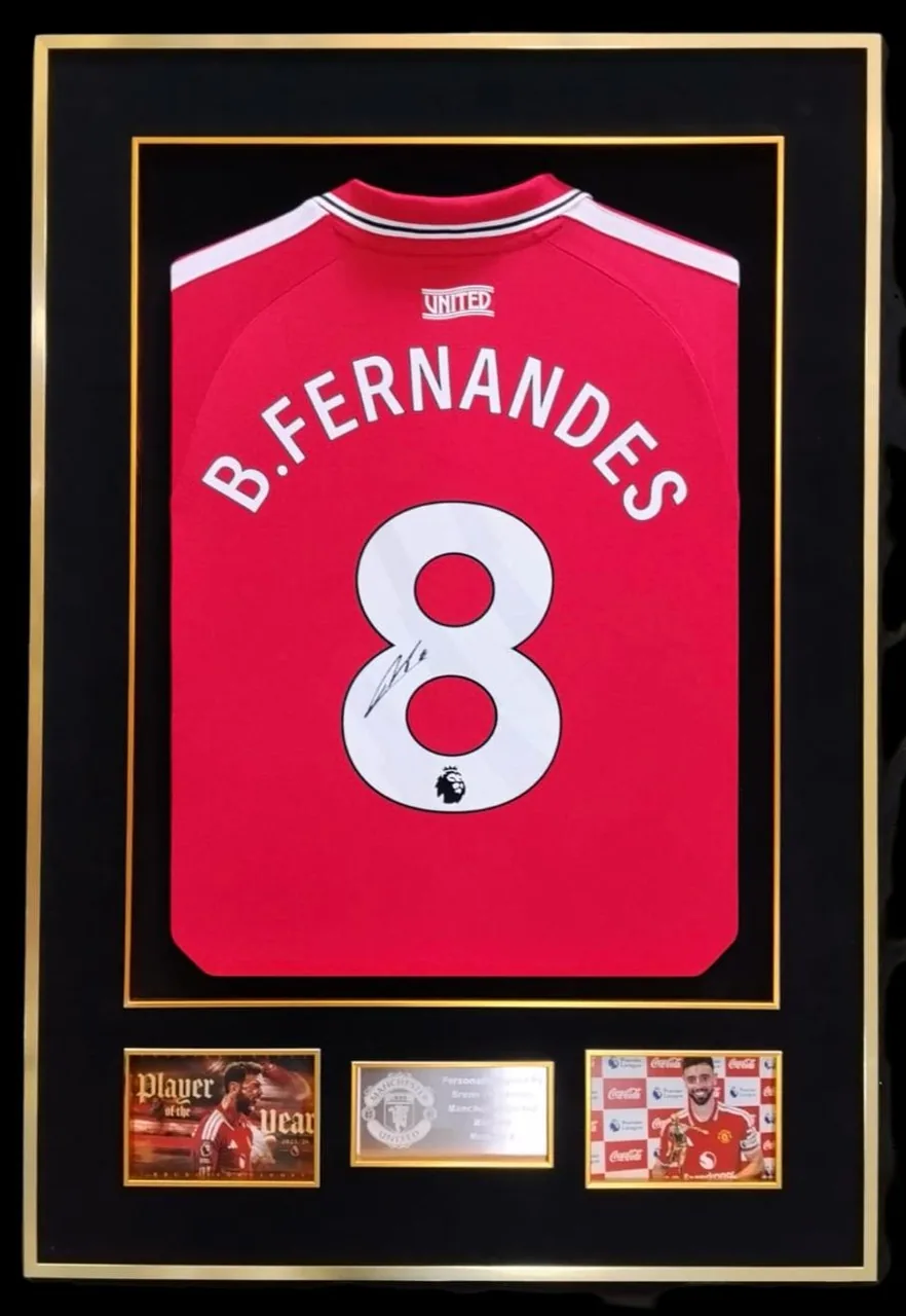 Bruno Fernandes — signed Manchester United shirt — memorabilia bertanda tangan asli dalam bingkai
