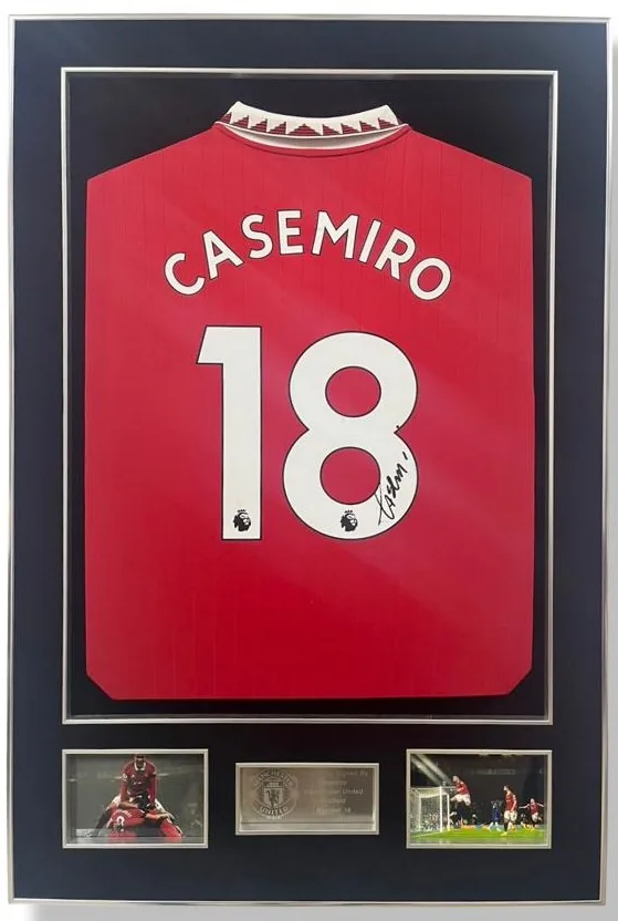 Casemiro — signed Manchester United shirt — memorabilia bertanda tangan asli dalam bingkai