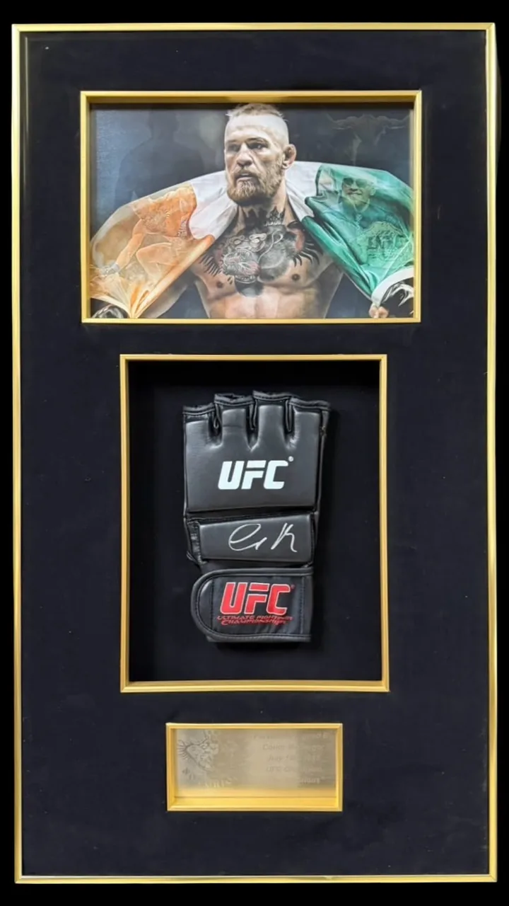 Conor McGregor — signed UFC glove — ของสะสมพร้อมลายเซ็นของแท้ในกรอบ