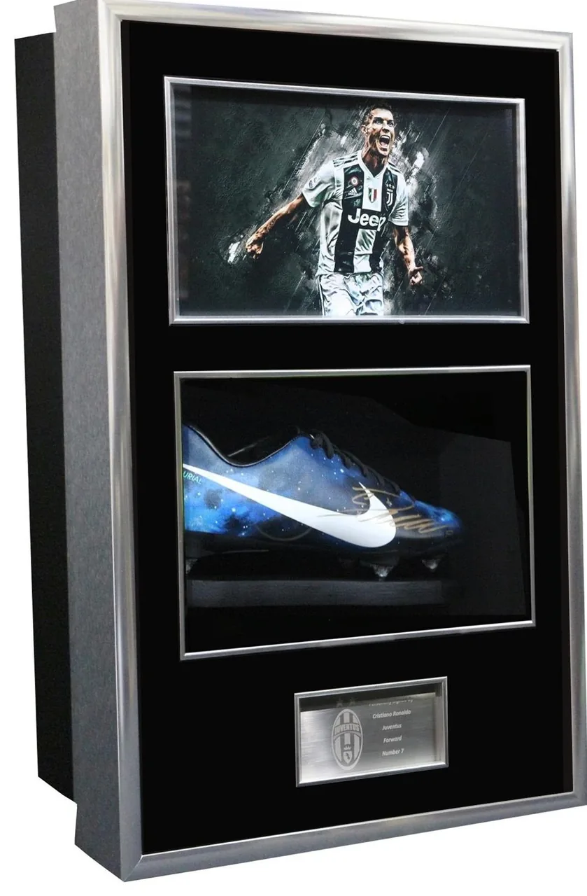 Cristiano Ronaldo — signed Juventus boot — ของสะสมพร้อมลายเซ็นของแท้ในกรอบ