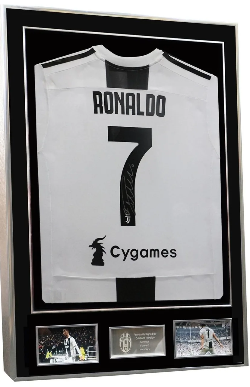 Cristiano Ronaldo — signed Juventus shirt — ของสะสมพร้อมลายเซ็นของแท้ในกรอบ