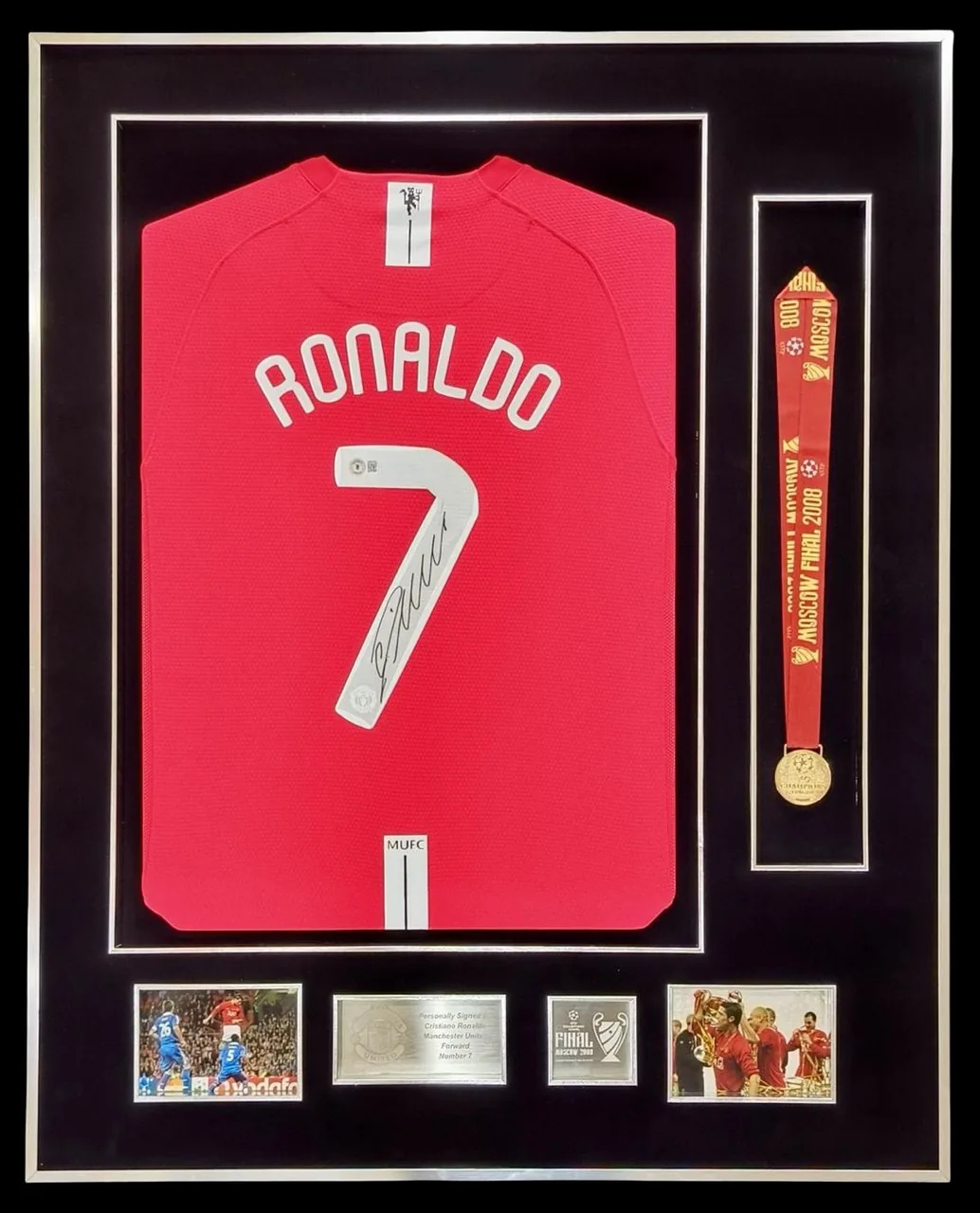 Cristiano Ronaldo — signed Manchester United shirt with 2008 Moscow medal — memorabilia bertanda tangan asli dalam bingkai