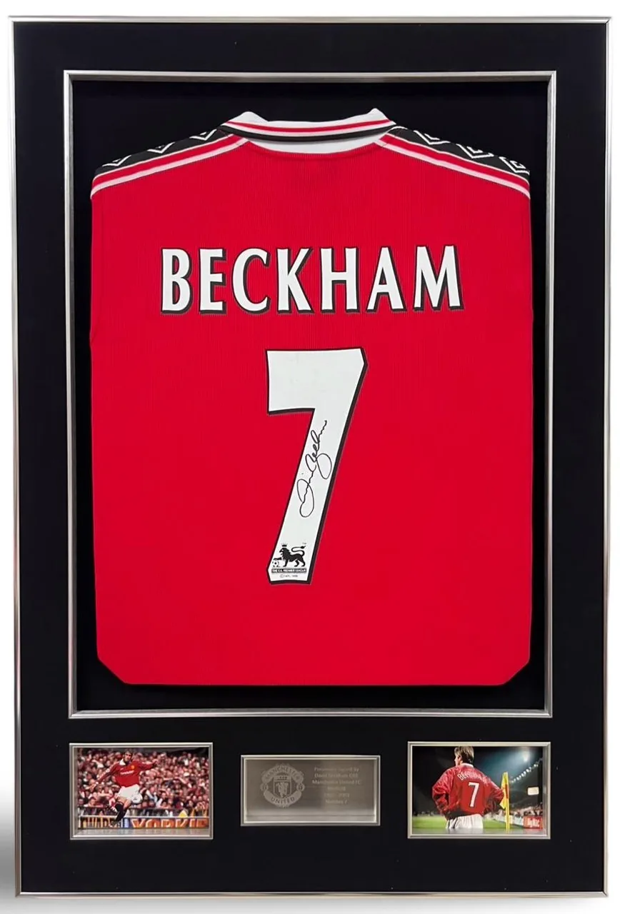 David Beckham — signed Manchester United shirt — memorabilia bertanda tangan asli dalam bingkai