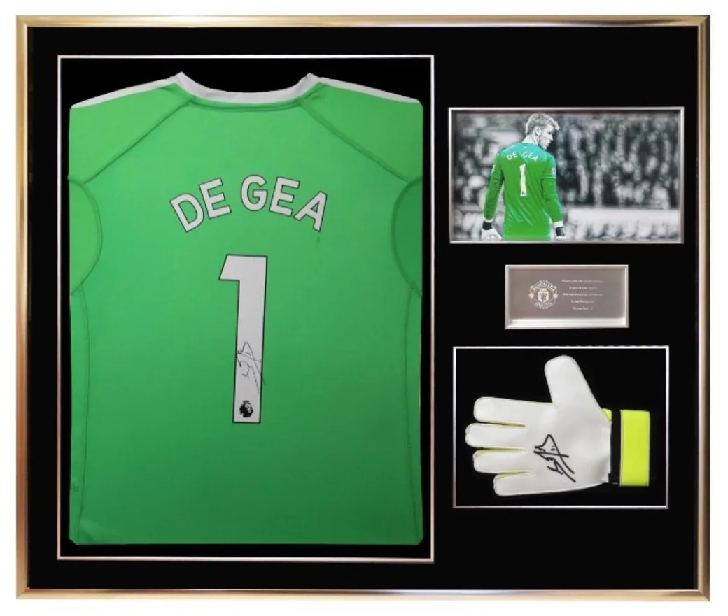 David de Gea — signed Manchester United goalkeeper shirt with glove — memorabilia bertanda tangan asli dalam bingkai