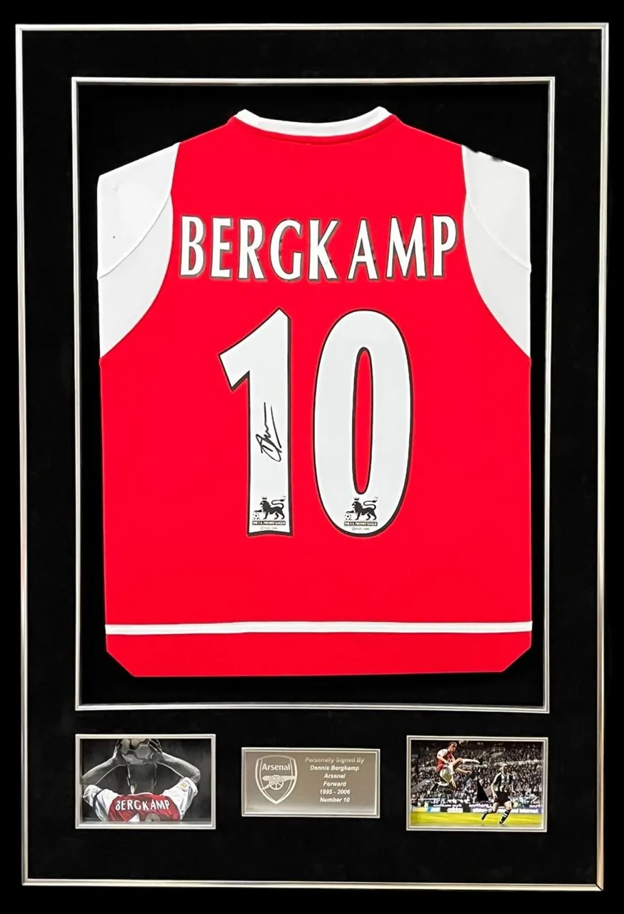 Dennis Bergkamp — signed Arsenal shirt (black mount, gold frame) — ของสะสมพร้อมลายเซ็นของแท้ในกรอบ