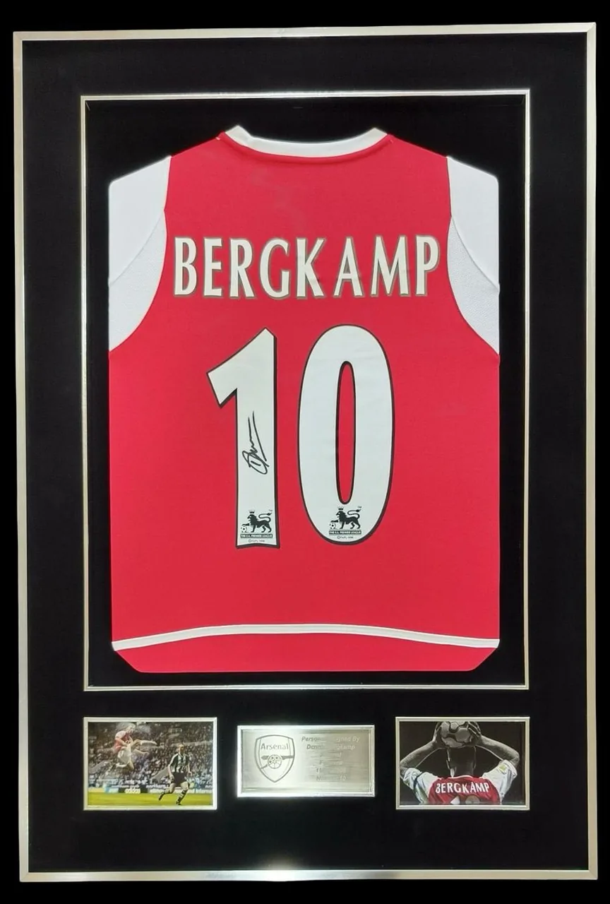 Dennis Bergkamp — signed Arsenal shirt (sleeved) — ของสะสมพร้อมลายเซ็นของแท้ในกรอบ