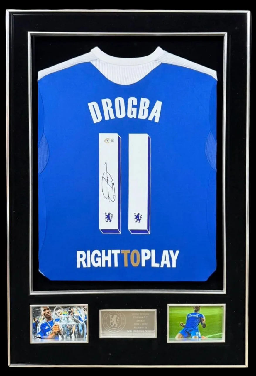 Didier Drogba — signed Chelsea Right to Play shirt — ของสะสมพร้อมลายเซ็นของแท้ในกรอบ