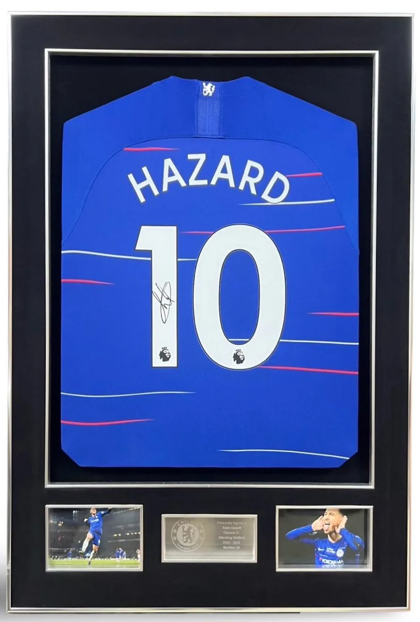 Eden Hazard — signed Chelsea shirt (pinstriped, silver frame) — ของสะสมพร้อมลายเซ็นของแท้ในกรอบ