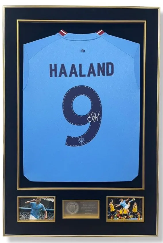 Erling Haaland — signed Manchester City shirt — memorabilia bertanda tangan asli dalam bingkai