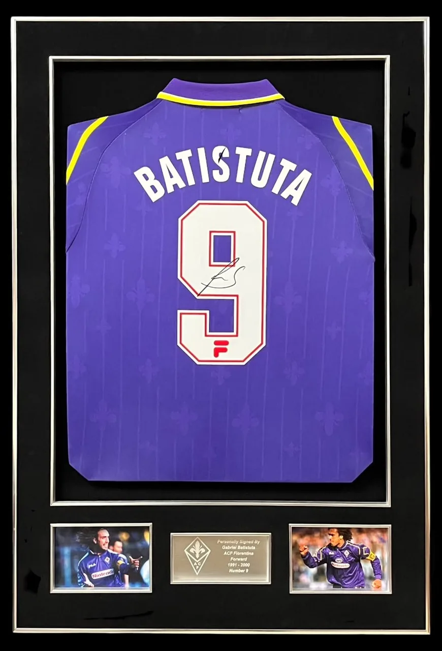 Gabriel Batistuta — signed Fiorentina shirt (Fila kit, purple, gold frame) — memorabilia bertanda tangan asli dalam bingkai