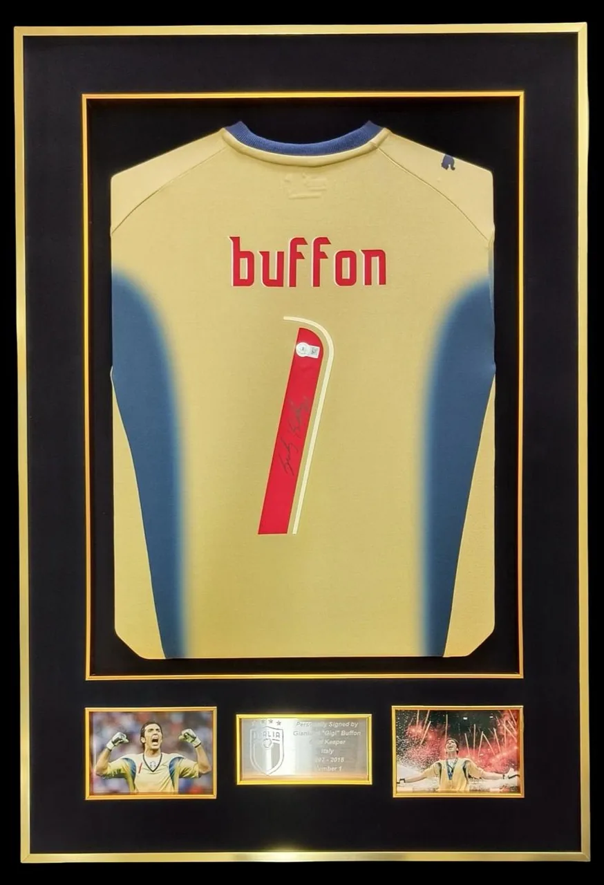 Gianluigi Buffon — signed Italy goalkeeper shirt (gold frame) — memorabilia bertanda tangan asli dalam bingkai