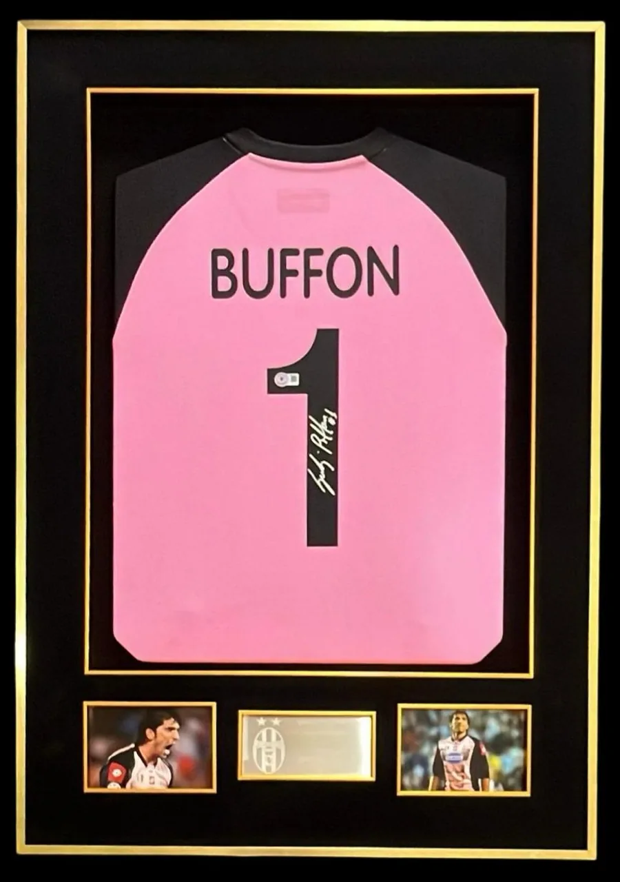 Gianluigi Buffon — signed Juventus goalkeeper shirt (gold frame) — memorabilia bertanda tangan asli dalam bingkai