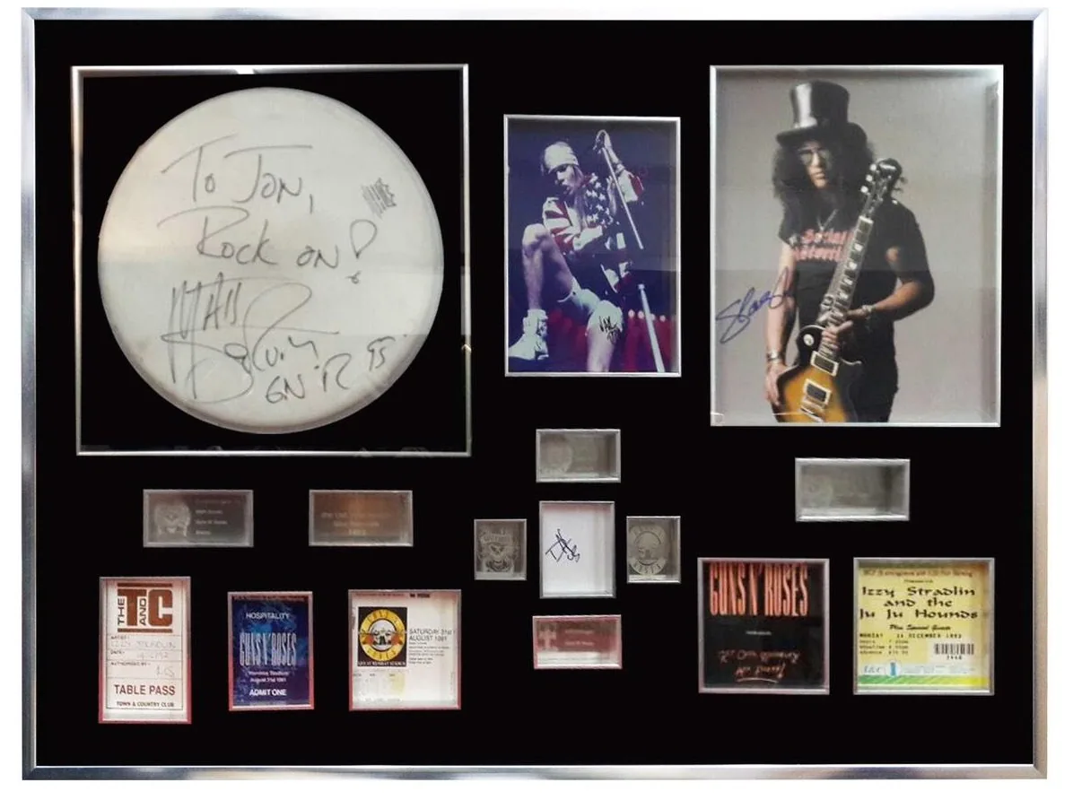 Guns N' Roses — signed drum head display — memorabilia bertanda tangan asli dalam bingkai