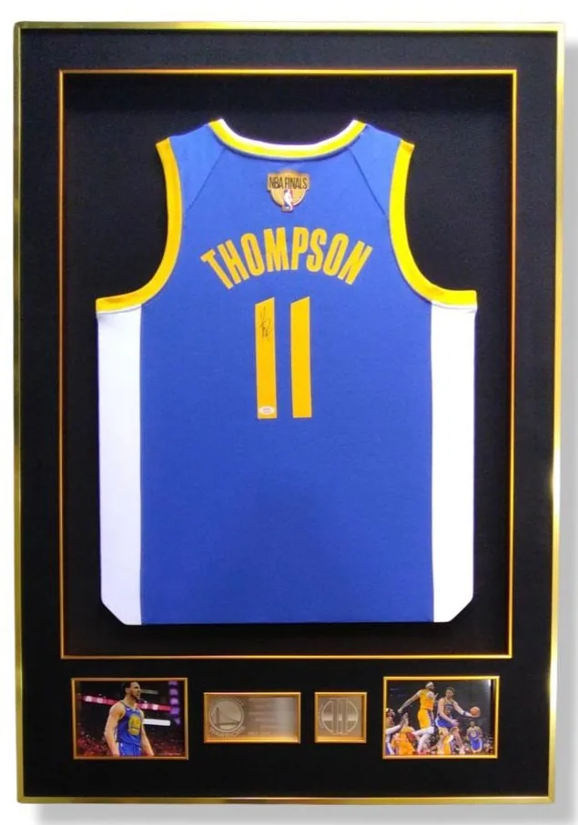 Klay Thompson — signed Golden State Warriors jersey — memorabilia bertanda tangan asli dalam bingkai