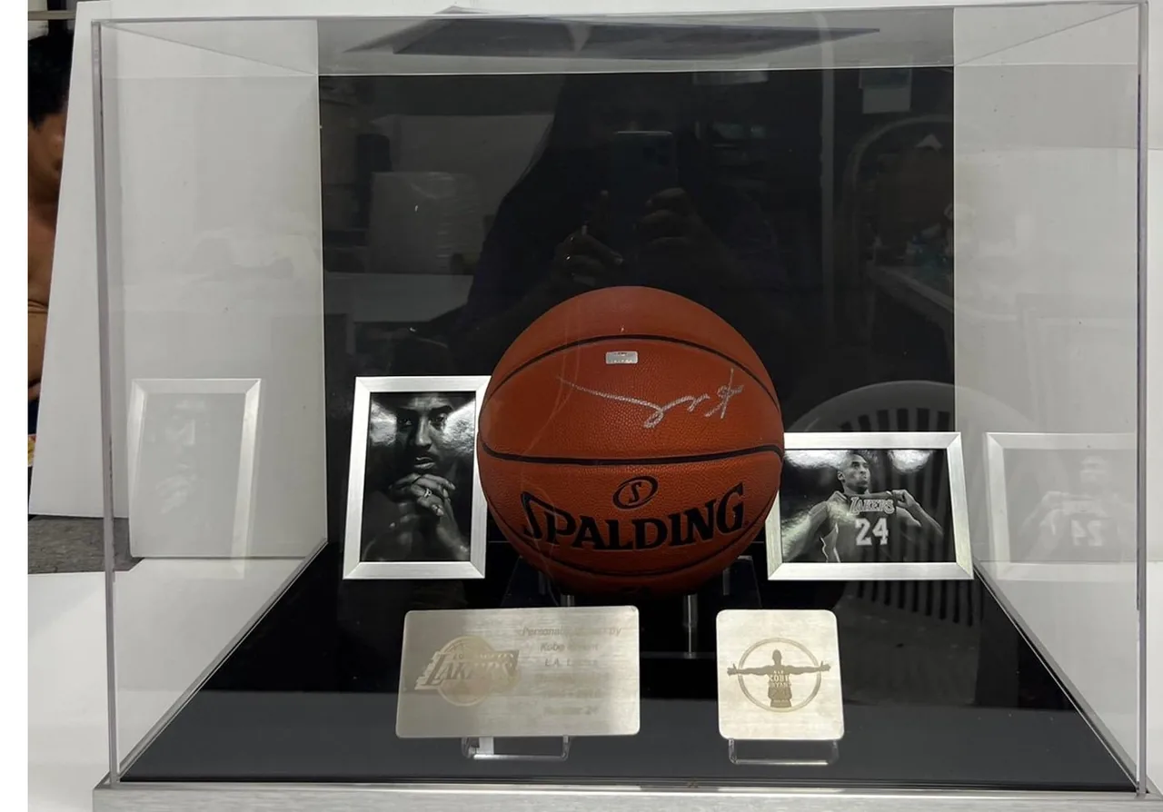 Kobe Bryant — signed Spalding basketball in display case — memorabilia bertanda tangan asli dalam bingkai