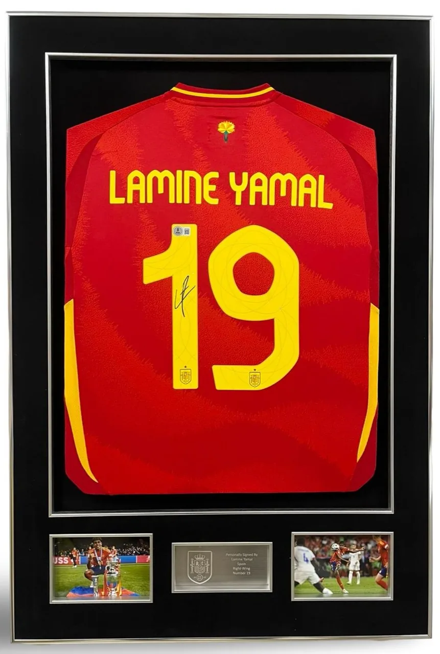 Lamine Yamal — signed Spain shirt — ของสะสมพร้อมลายเซ็นของแท้ในกรอบ