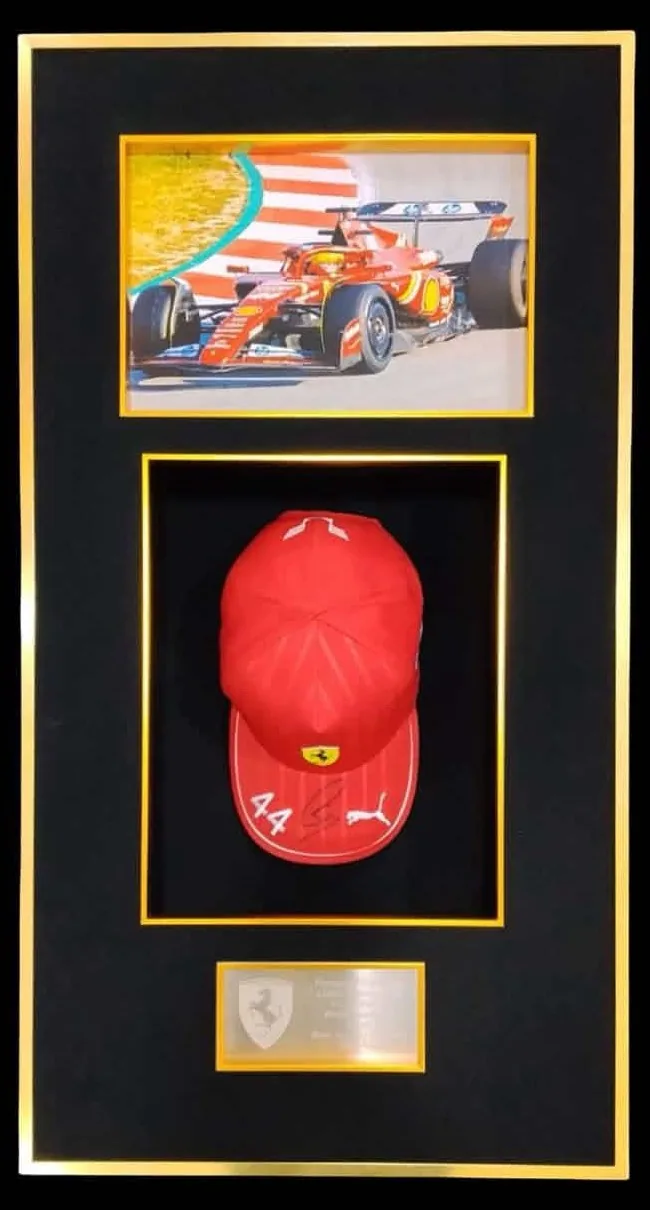 Lewis Hamilton — signed Ferrari cap — ของสะสมพร้อมลายเซ็นของแท้ในกรอบ