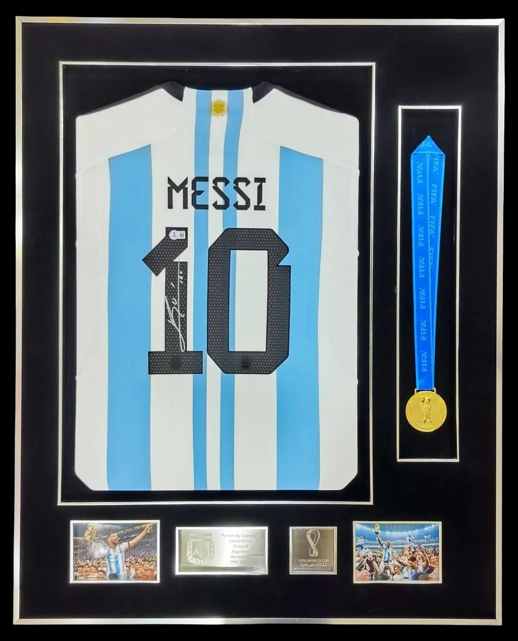 Lionel Messi — signed Argentina shirt with World Cup medal — memorabilia bertanda tangan asli dalam bingkai