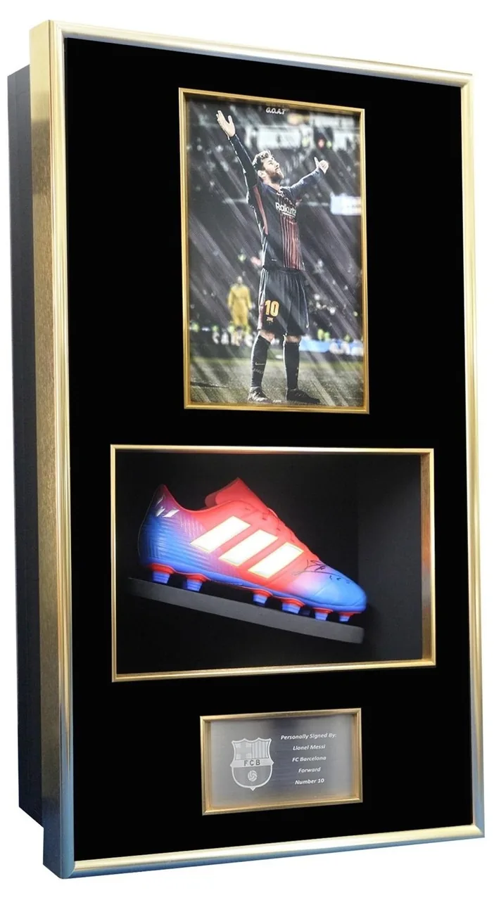 Lionel Messi — signed Barcelona boot — ของสะสมพร้อมลายเซ็นของแท้ในกรอบ