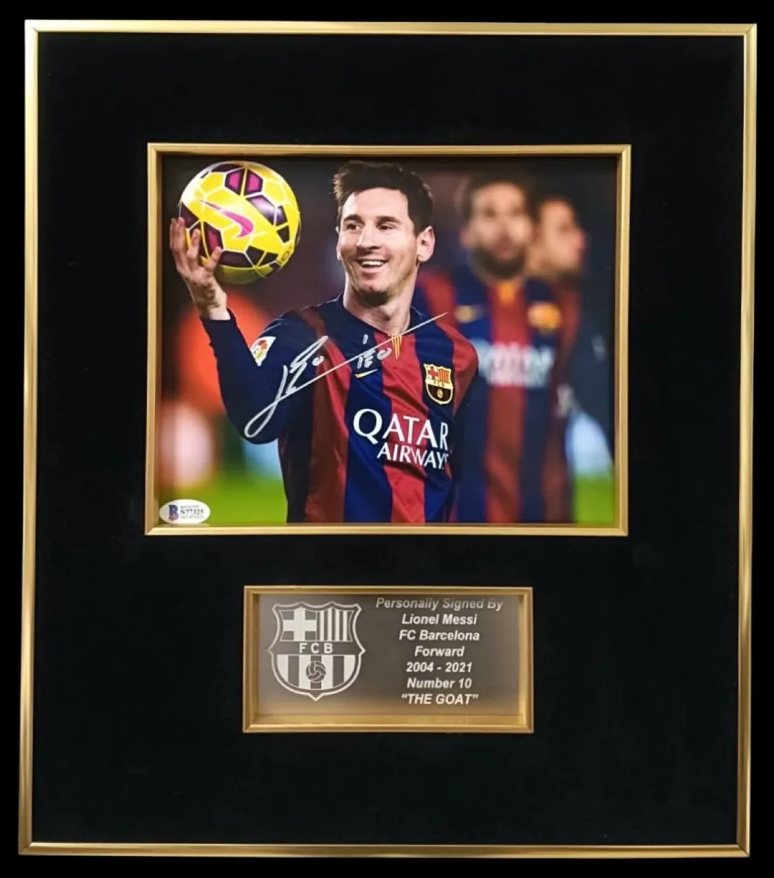 Lionel Messi — signed Barcelona photograph — ของสะสมพร้อมลายเซ็นของแท้ในกรอบ