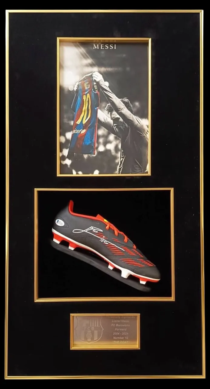 Lionel Messi — signed boot — memorabilia bertanda tangan asli dalam bingkai