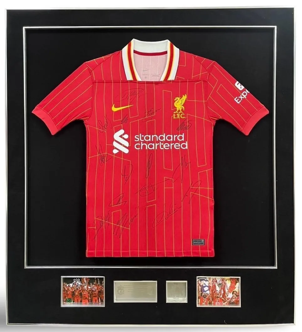 Liverpool 2024/25 — squad-signed shirt — memorabilia bertanda tangan asli dalam bingkai