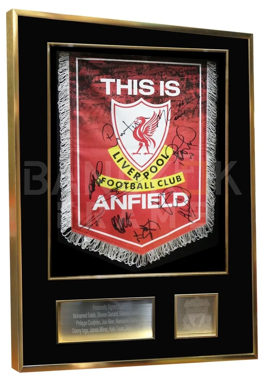 Liverpool — signed This Is Anfield pennant — memorabilia bertanda tangan asli dalam bingkai