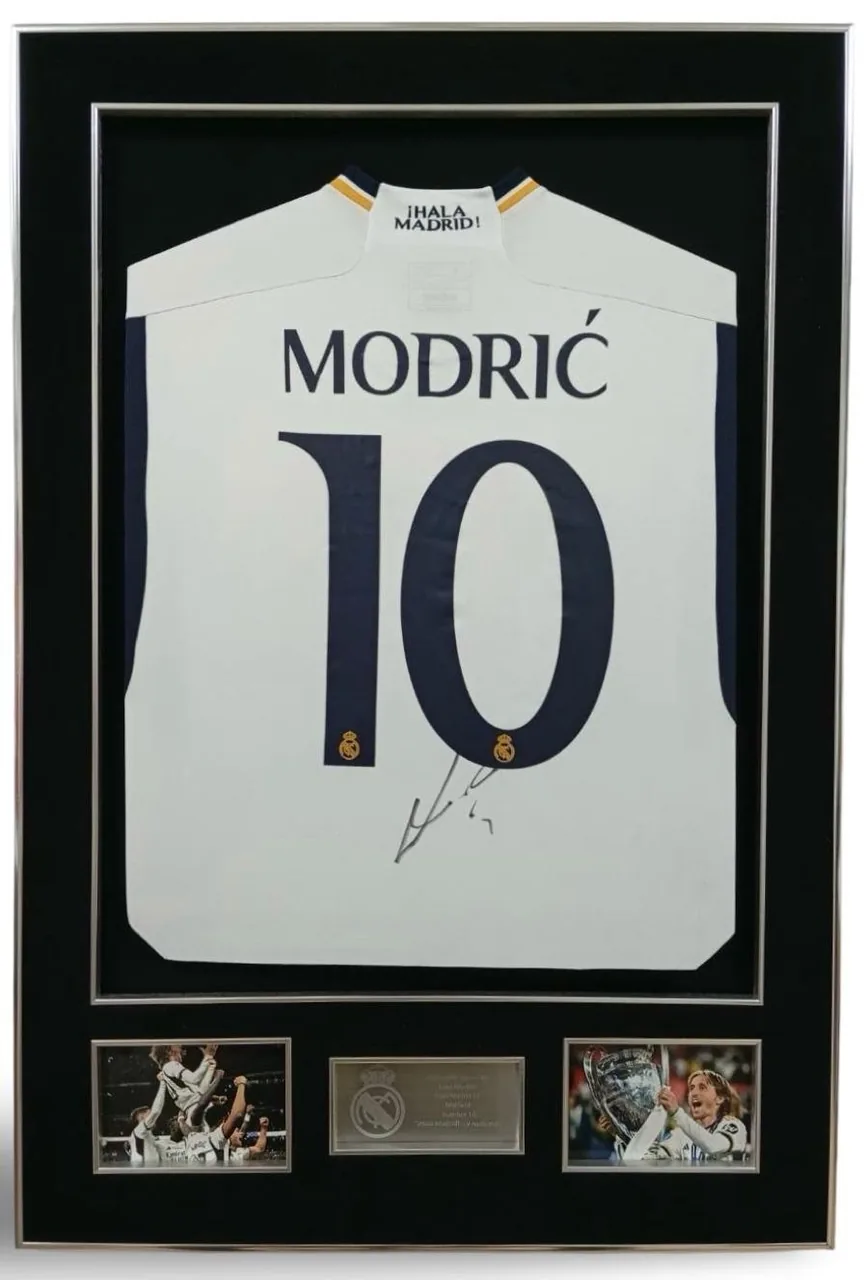 Luka Modrić — signed Real Madrid shirt — ของสะสมพร้อมลายเซ็นของแท้ในกรอบ