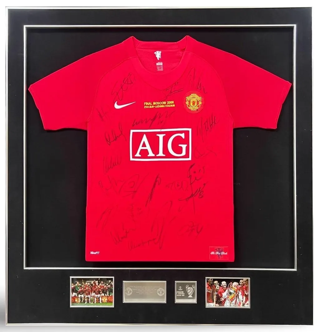 Manchester United 2008 Moscow final — squad-signed shirt — memorabilia bertanda tangan asli dalam bingkai