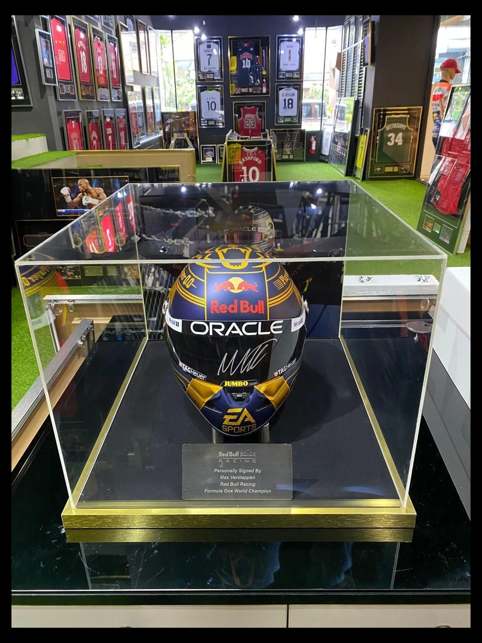 Max Verstappen — signed Red Bull Racing helmet in display case — ของสะสมพร้อมลายเซ็นของแท้ในกรอบ