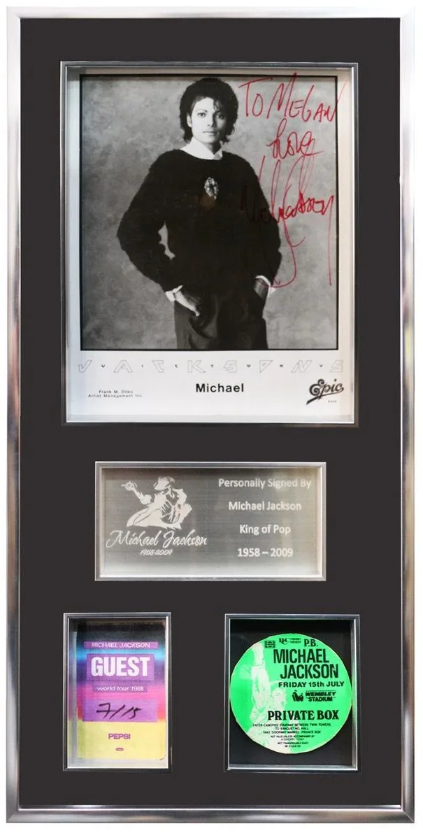 Michael Jackson — signed album with Wembley tickets — ของสะสมพร้อมลายเซ็นของแท้ในกรอบ