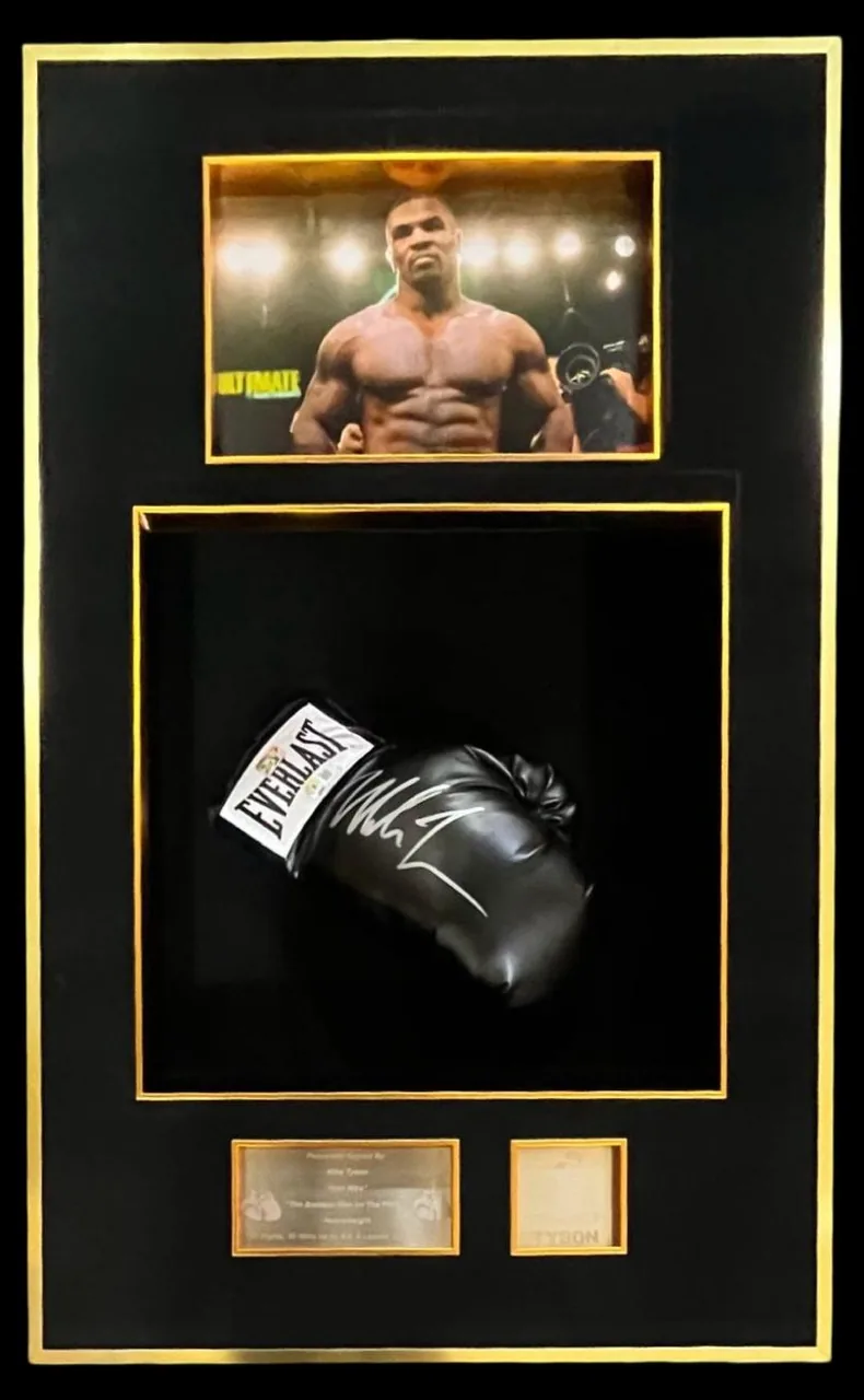 Mike Tyson — signed Everlast glove (black) — memorabilia bertanda tangan asli dalam bingkai