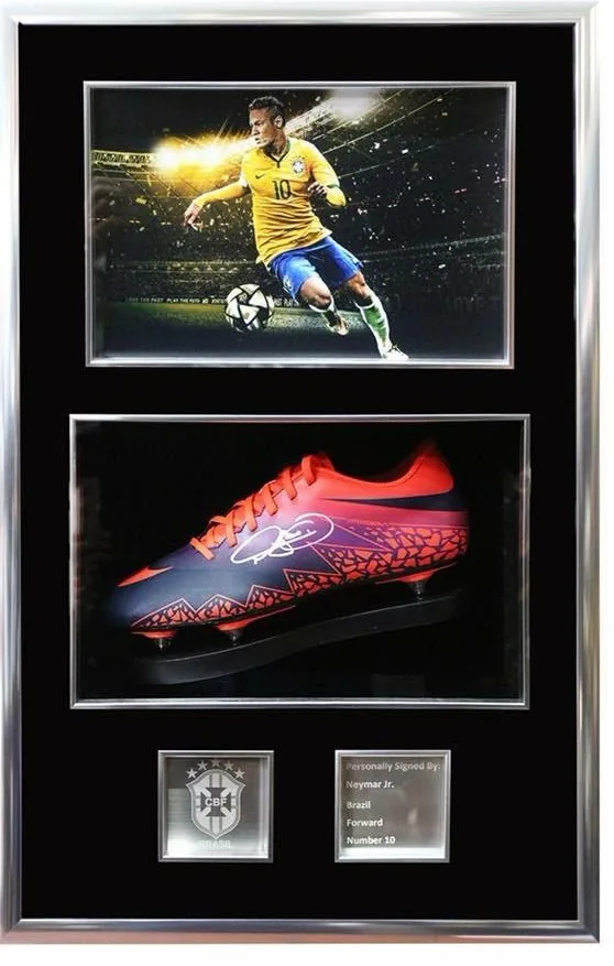 Neymar Jr — signed boot — memorabilia bertanda tangan asli dalam bingkai