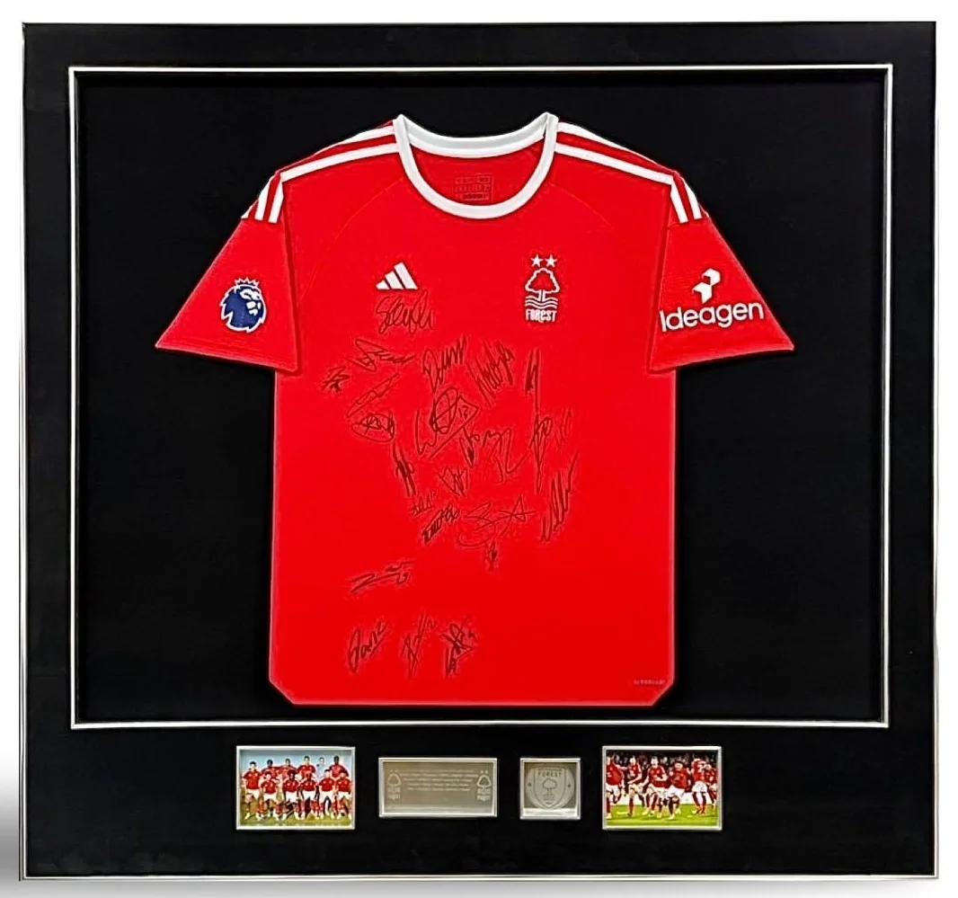 Nottingham Forest — squad-signed shirt — memorabilia bertanda tangan asli dalam bingkai