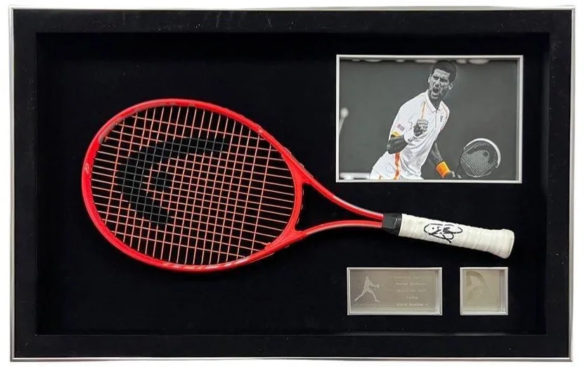 Novak Djokovic — signed tennis racket (silver frame) — memorabilia bertanda tangan asli dalam bingkai