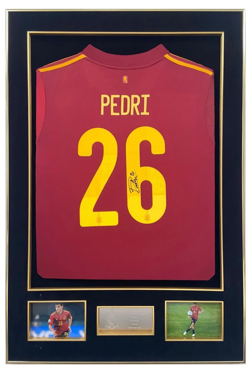 Pedri — signed Spain shirt — ของสะสมพร้อมลายเซ็นของแท้ในกรอบ