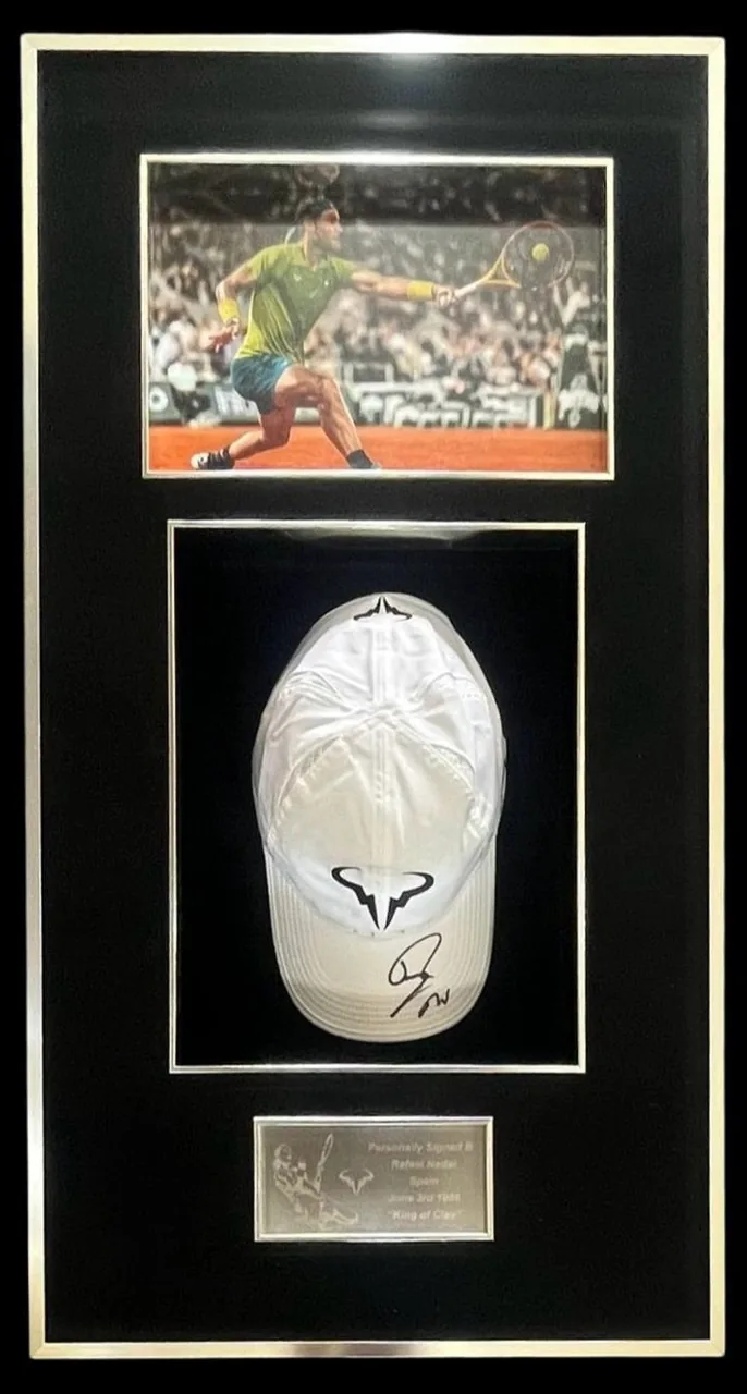 Rafael Nadal — signed cap — memorabilia bertanda tangan asli dalam bingkai