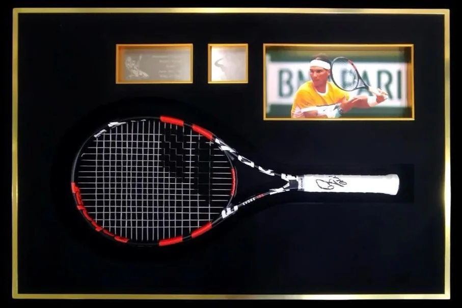 Rafael Nadal — signed tennis racket — memorabilia bertanda tangan asli dalam bingkai