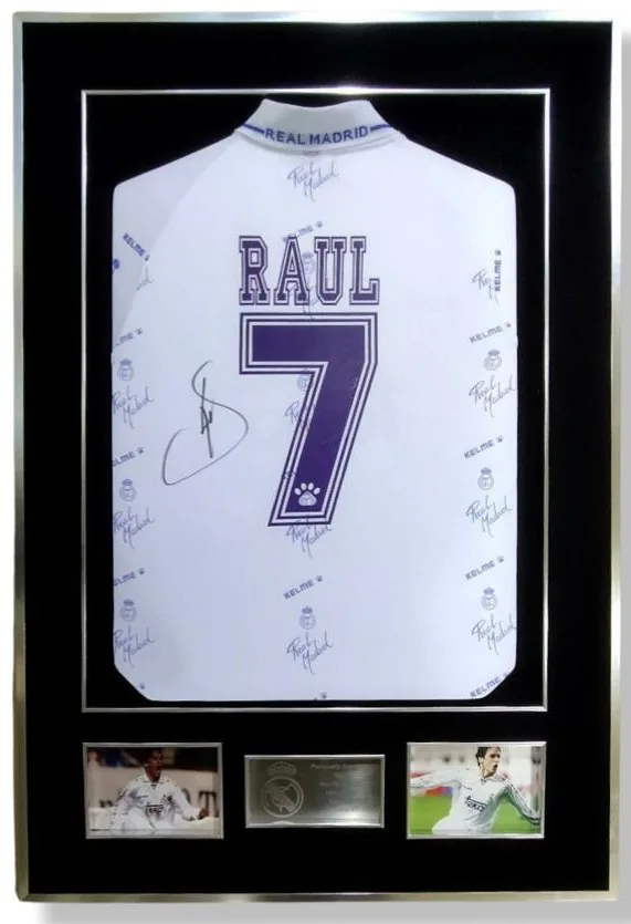 Raúl — signed Real Madrid shirt (squad-signed, silver frame) — ของสะสมพร้อมลายเซ็นของแท้ในกรอบ
