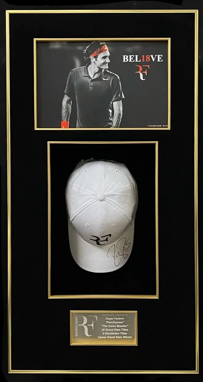 Roger Federer — signed cap with photograph — memorabilia bertanda tangan asli dalam bingkai