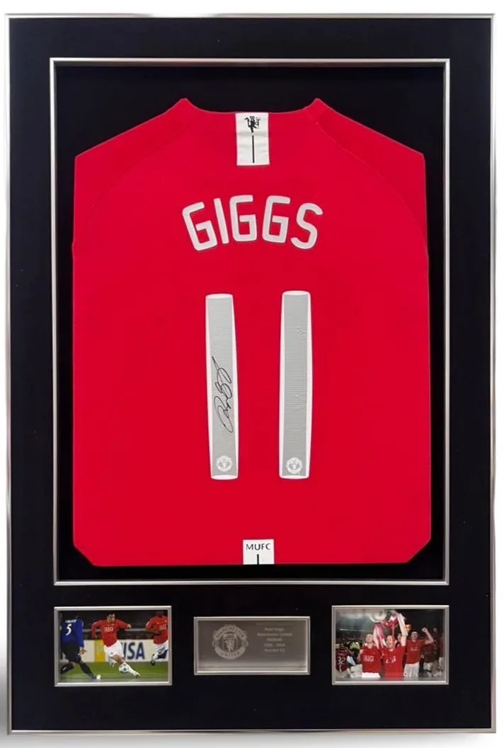 Ryan Giggs — signed Manchester United shirt (crew neck, silver frame) — memorabilia bertanda tangan asli dalam bingkai
