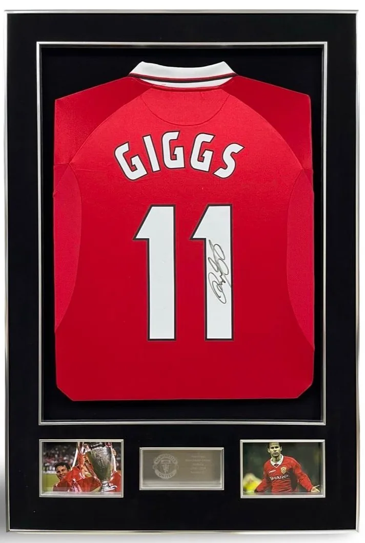 Ryan Giggs — signed Manchester United shirt (white collar, silver frame) — ของสะสมพร้อมลายเซ็นของแท้ในกรอบ