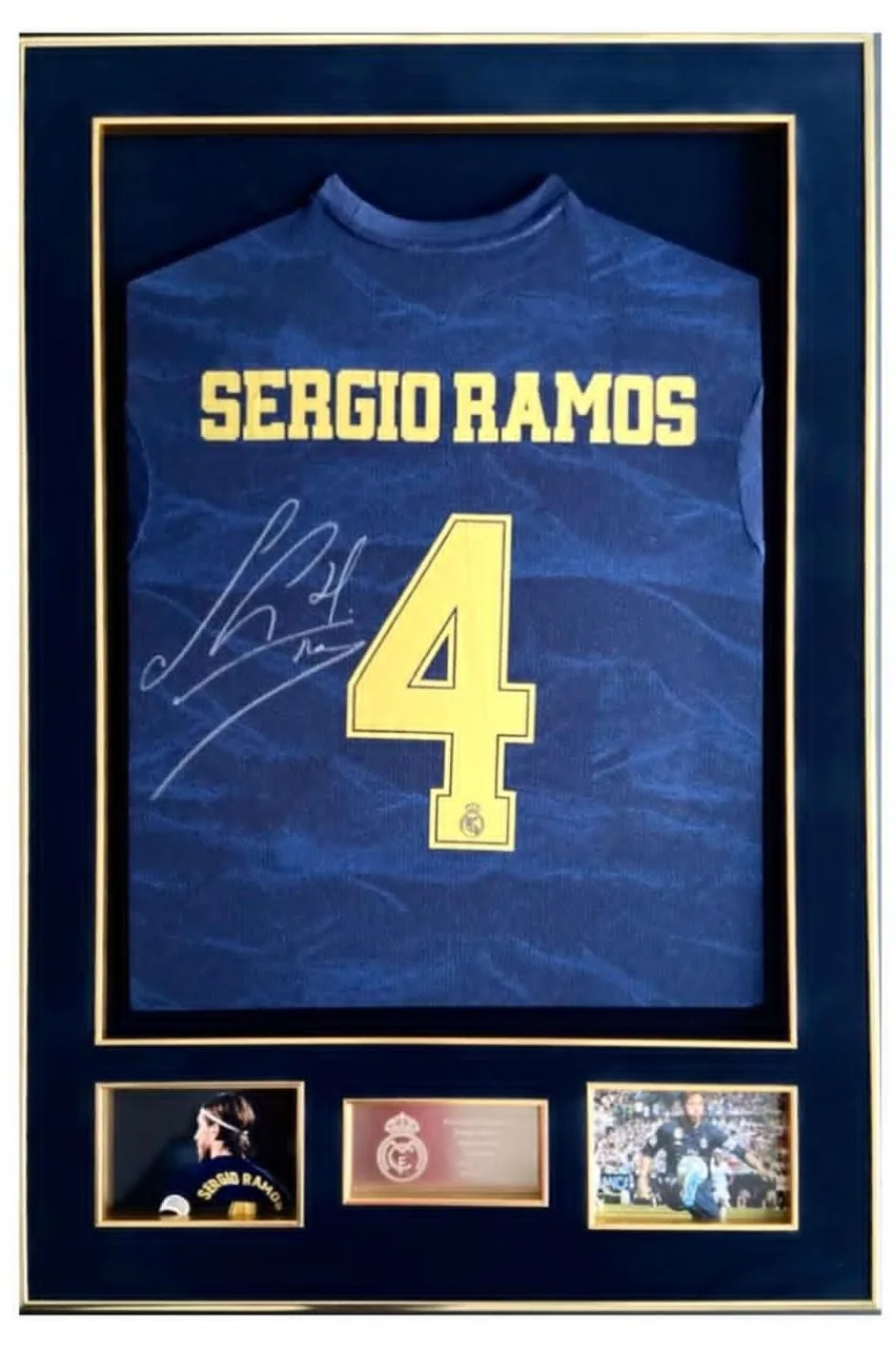 Sergio Ramos — signed Real Madrid away shirt — ของสะสมพร้อมลายเซ็นของแท้ในกรอบ