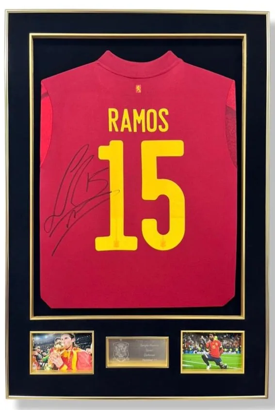 Sergio Ramos — signed Spain shirt — ของสะสมพร้อมลายเซ็นของแท้ในกรอบ