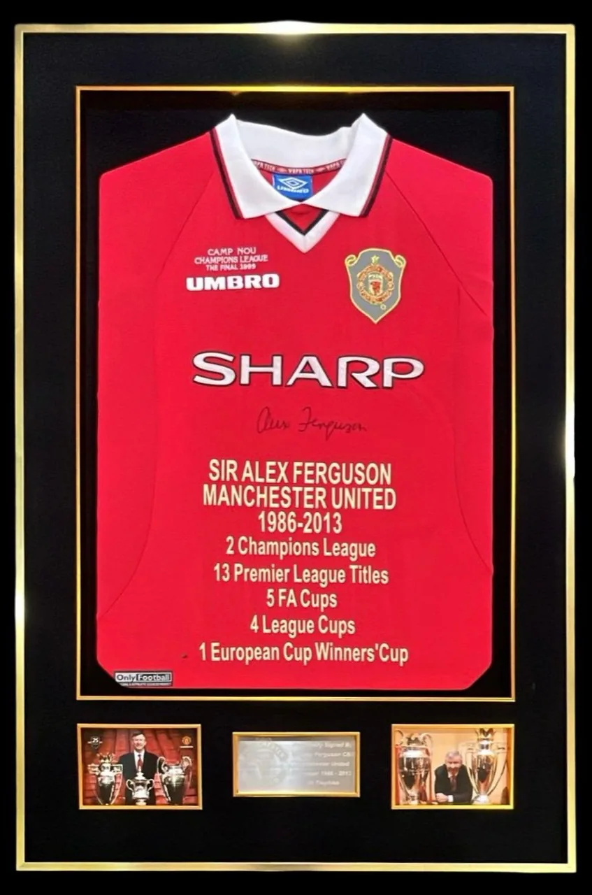 Sir Alex Ferguson — signed Manchester United 1999 shirt — memorabilia bertanda tangan asli dalam bingkai