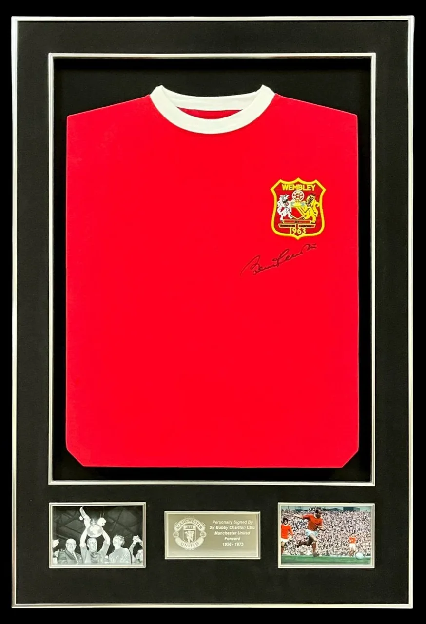 Sir Bobby Charlton — signed Manchester United 1963 shirt — memorabilia bertanda tangan asli dalam bingkai