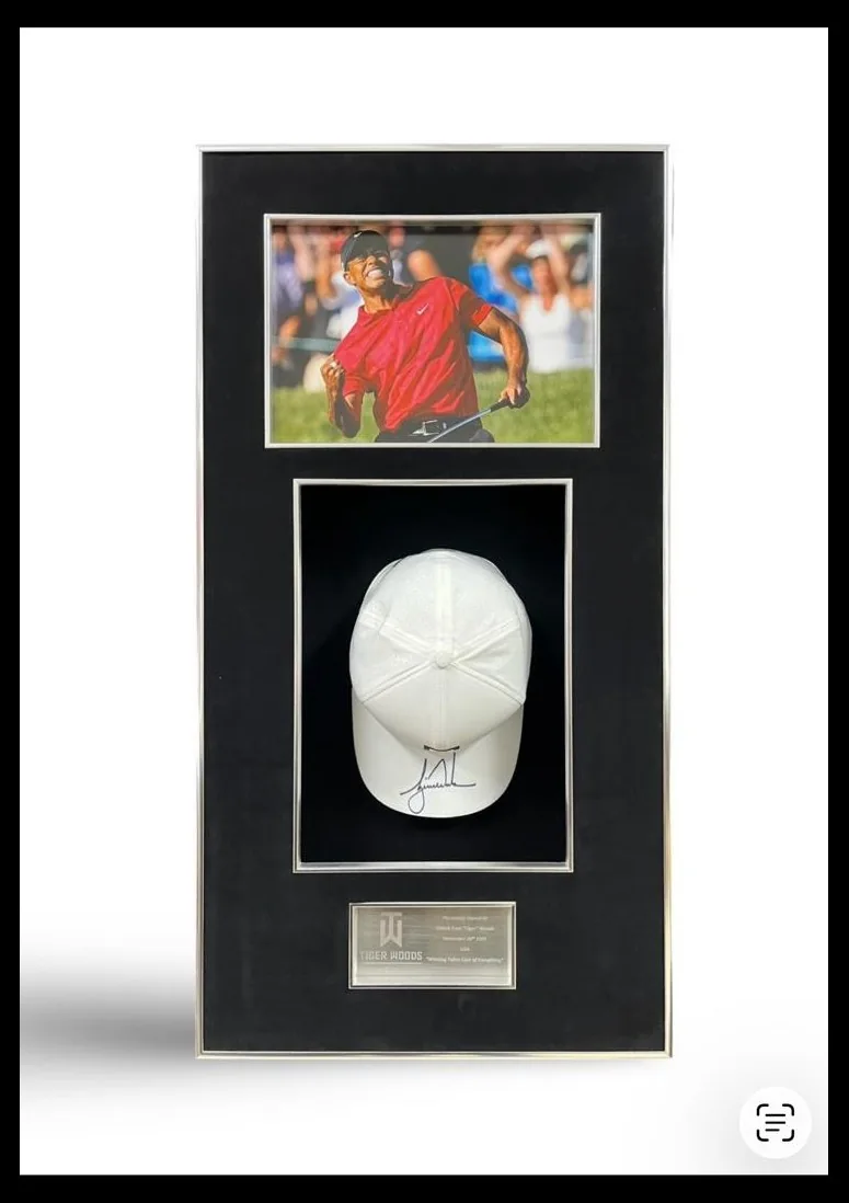 Tiger Woods — signed cap with photograph — memorabilia bertanda tangan asli dalam bingkai